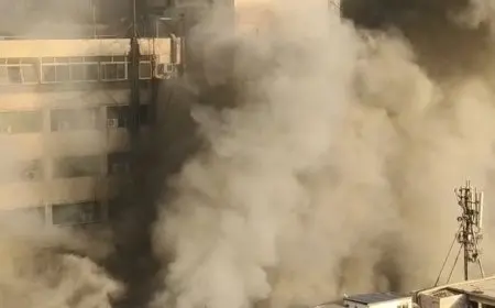 اشتعلت النيران مجددًا في مبنى سنترال رمسيس: جهود الحماية المدنية تتواصل للسيطرة على الحريق