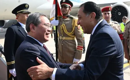 مدبولي يرحب برئيس مجلس الدولة الصيني في زيارة تاريخية بمطار القاهرة الدولي