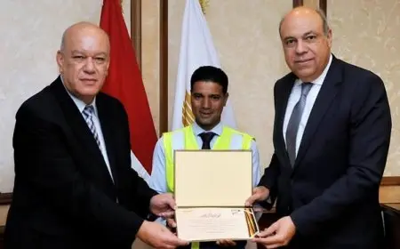 وزير الطيران المدني يُكرم موظفًا في مطار القاهرة تقديرًا لأمانته المتميزة