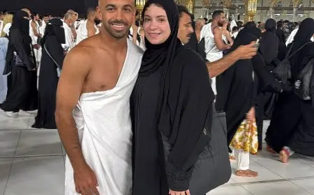 “أفشة وزوجته يوثّقان لحظات أداء العمرة من أمام الكعبة المشرفة”