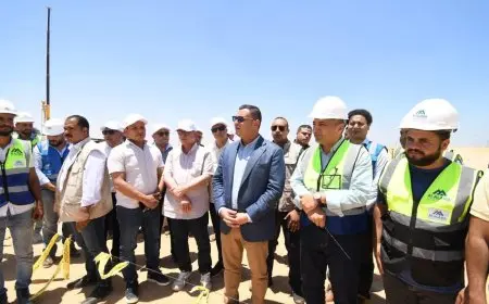 وزير الإسكان يقوم بجولة تفقدية في محاور الطرق ومحطة تنقية مياه الشرب الجديدة في مدينة السادات