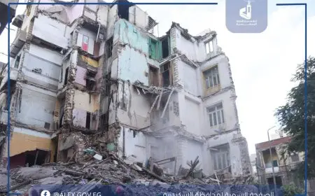 محافظ الإسكندرية يراقب تداعيات انهيار أجزاء من عقار في منطقة العطارين بعد الحادث المقلق