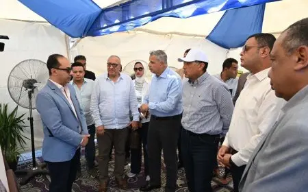 رئيس الوزراء يقوم بجولة تفقدية لتطوير واجهات العقارات على كورنيش الإسكندرية لتحسين معالم المدينة