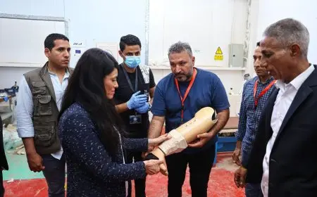 ” وزيرة التخطيط تزور مركز الأطراف الصناعية بمطروح وتُسلم 100 طرف صناعي لمصابي الألغام”
