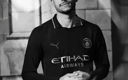 مانشستر سيتي يكشف النقاب عن قميصه الثاني للموسم الجديد مع ظهور مذهل لعمر مرموش!