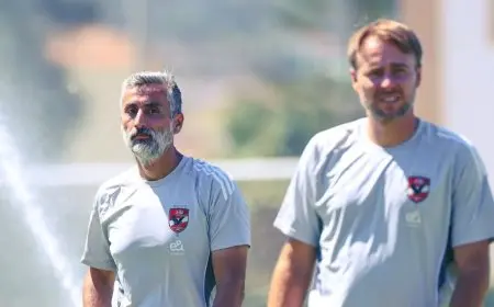 “ريبيرو يناقش استراتيجيات الفريق مع الطاقم المعاون أثناء تدريبات الأهلي”