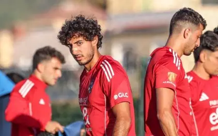 الأهلي يتألق بزيه الأساسي في مواجهة الملعب التونسي: استعدادات مثيرة للمباراة