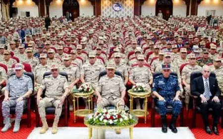 وزير الدفاع والإنتاج الحربي يجتمع بقادة وضباط القوات المسلحة في المنطقة المركزية العسكرية لتعزيز التعاون والجاهزية