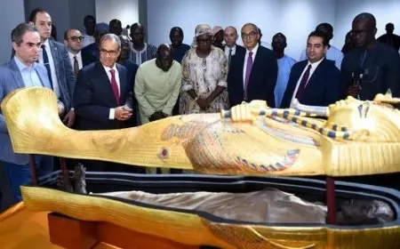 وزير الخارجية يقدم هدية مميزة: مستنسخ لمومياء وتابوت الملك توت عنخ آمون لمتحف الحضارات الإفريقية في داكار