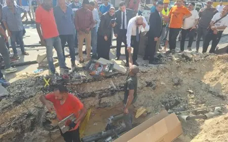 وزير الكهرباء يقوم بجولة تفقدية لمتابعة إصلاح عطل الكابل الأرضي أمام محطة مترو «ساقية مكي»