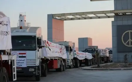 إدخال شاحنات المساعدات إلى معبر كرم أبو سالم لتسهيل توصيل الإغاثة إلى الفلسطينيين في غزة