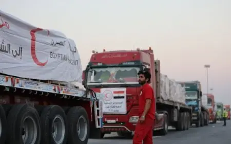 الهلال الأحمر يعلن عن انطلاق قافلة مساعدات إنسانية ثانية إلى غزة محملة بـ 1500 طن من الإغاثة