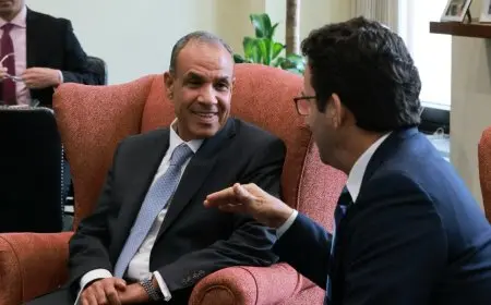 وزير الخارجية يجتمع بالسيناتور برايان شاتز لمناقشة القضايا المشتركة في مجلس الشيوخ الأمريكي