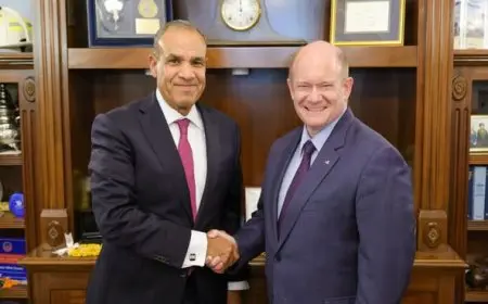وزير الخارجية يجتمع مع عضو لجنة العلاقات الخارجية في مجلس الشيوخ الأمريكي لتعزيز التعاون الدولي