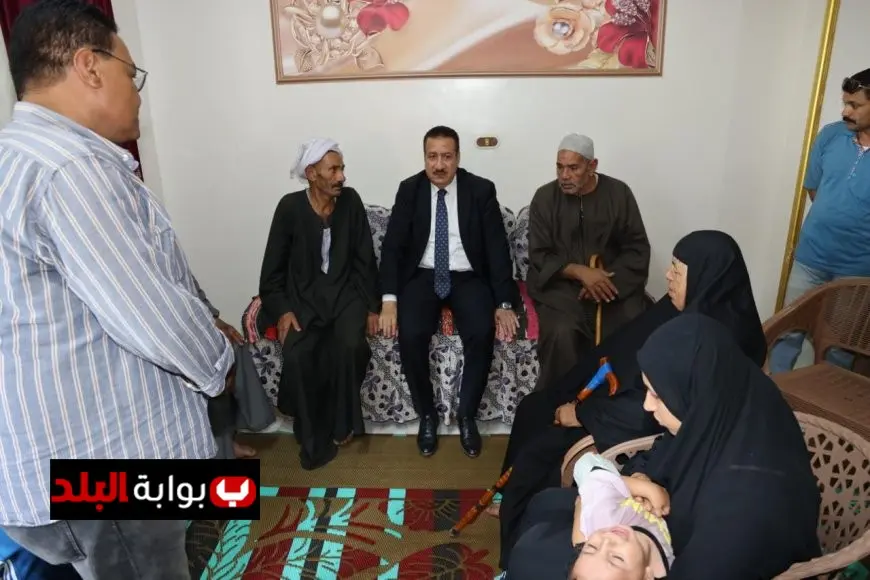محافظ المنوفية يوزع مساعدات مالية وعينية على أسرة سائق التوك توك المتضرر من الطقس السيئ
