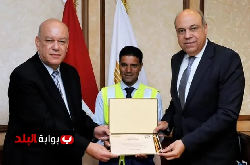 وزير الطيران المدني يُكرم موظفًا في مطار القاهرة تقديرًا لأمانته المتميزة