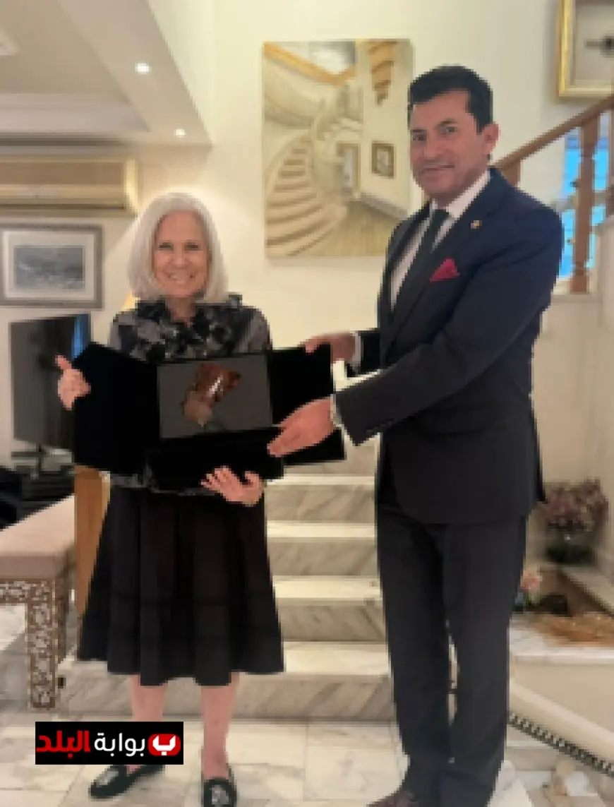 وزير الرياضة يكرم السفيرة هيفاء أبو غزالة تقديرًا لإسهاماتها البارزة في جامعة الدول العربية