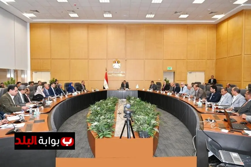 وزير الإسكان يعقد اجتماعاً دورياً لمتابعة تقدم المشروعات السكنية في المدن والمحافظات المصرية