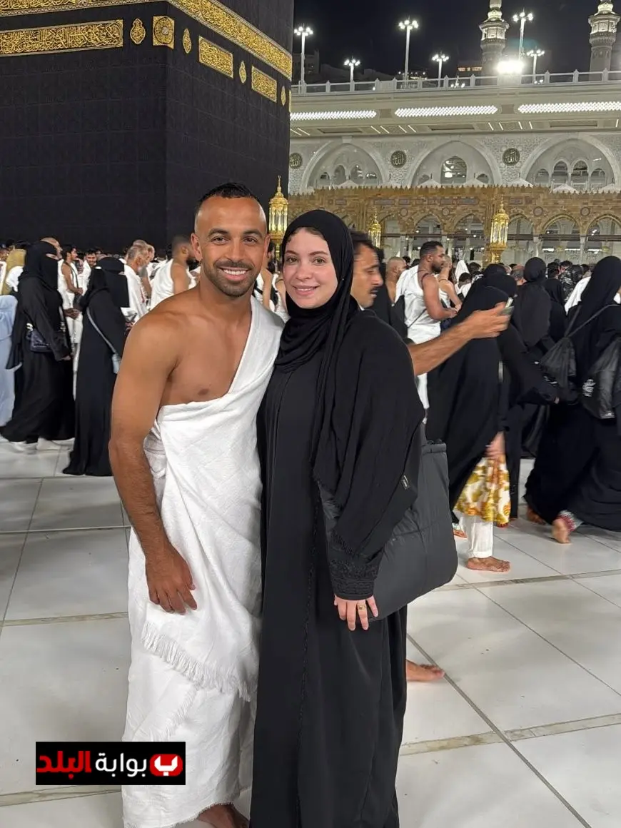 “أفشة وزوجته يوثّقان لحظات أداء العمرة من أمام الكعبة المشرفة”