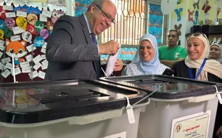 وزير الطيران المدني يشارك في انتخابات مجلس الشيوخ 2025 بإدلائه بصوته