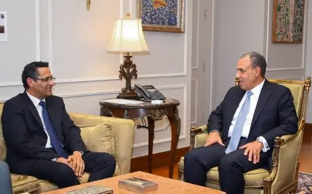 وزير الخارجية يلتقي نقيب الصحفيين لبحث أساليب تعزيز التعاون المشترك