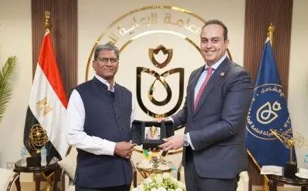 رئيس هيئة الرعاية الصحية يناقش مع سفير الهند في القاهرة سبل تعزيز التعاون في التغطية الصحية