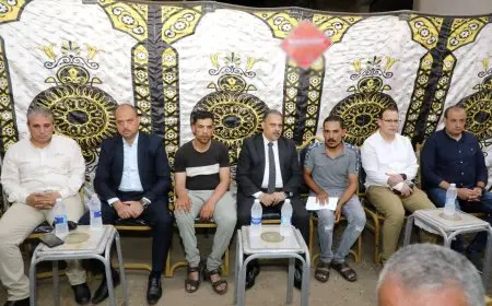 محافظ الشرقية يواسي أهالي عامل النظافة المتوفي ويقدم واجب العزاء