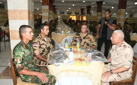 وزير الدفاع يجتمع مع مقاتلي الصاعقة والمظلات لتعزيز التعاون العسكري