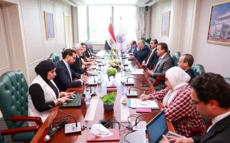 وزير الصحة يتباحث مع مستشار الرئيس الكولومبي حول تعزيز المساعدات الطبية لغزة