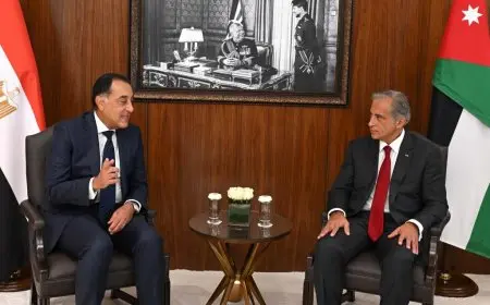 استقبال رسمي حافل لرئيس الوزراء الأردني عند وصوله لمقر مجلس الوزراء