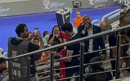 اللجنة المنظمة تمنح جماهير المدرجات قميص منتخب الناشئين قبل مباراة الدنمارك في مونديال اليد