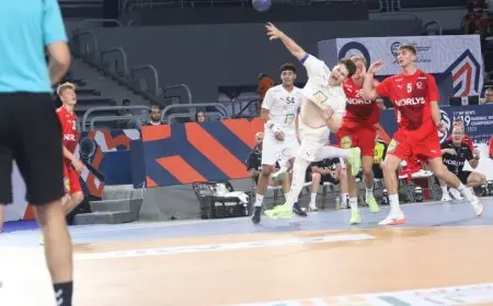 وزير الرياضة يشارك منتخب الناشئين احتفالات التأهل لربع نهائي مونديال اليد في الملعب