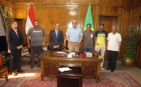 محافظ القليوبية يكرم سائقي لودر أبطال لإخماد حريق هائل في مصنع أحذية