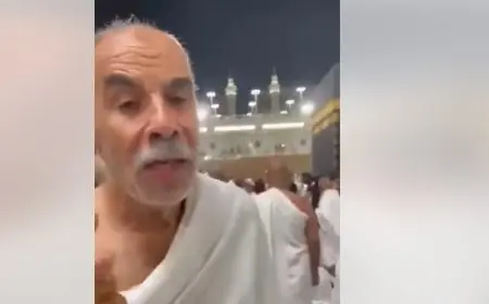 مسن يتحدث بكلمات مؤثرة لتحذير شقيقه من عقاب الآخرة أمام الكعبة بعد الاستيلاء على منزله