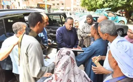 محافظ أسيوط يتعهد بعلاج طفلة رضيعة من مرض خطير على نفقة الدولة خلال جولة تفقدية مع والدها