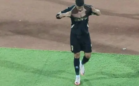 أحمد شعبان لاعب فاركو يثير الجدل بتمزيق قميصه بعد استبداله في مباراة الأهلي