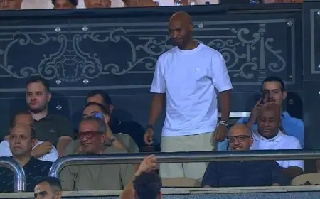 شيكابالا يشعل حماس جمهور الزمالك من مدرجات استاد القاهرة خلال مواجهة المقاولون العرب مع صور حصرية