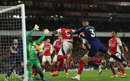 مباراة مثيرة في افتتاح الدوري الإنجليزي بين مانشستر يونايتد وأرسنال