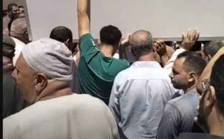 سامي قمصان وطارق سليمان يتقدمون الحضور في جنازة والد محمد الشناوي بكفر الشيخ