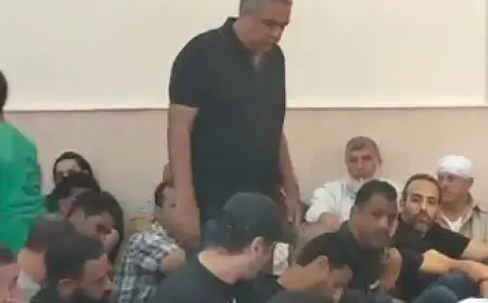 أحمد مجاهد يصل لأداء صلاة الجنازة على والد محمد الشناوي في لحظة مؤثرة