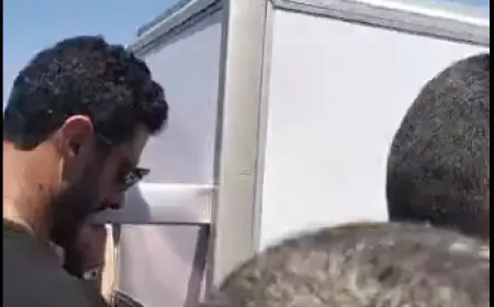 محمد الشناوي يذرف الدموع في جنازة والده ويعبر عن حزنه العميق