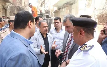 محافظ الشرقية يتابع جهود رفع الأنقاض من موقع انهيار عقار في شارع مولد النبي بالزقازيق