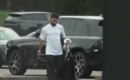 محمد صلاح يتألق في تدريبات ليفربول بجائزة تاريخية في يده