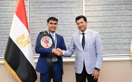 وزير الرياضة يلتقي مع بطل الكيك بوكس محمد راتب في حدث رياضي مميز