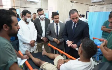 نائب وزير الصحة يلتقي مصابي حادث طريق الإسكندرية مطروح في مستشفى الضبعة المركزي