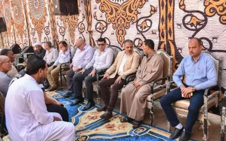 محافظ الشرقية يقدم واجب العزاء لضحايا عقار الزقازيق المنهار ويحث على سرعة صرف التعويضات
