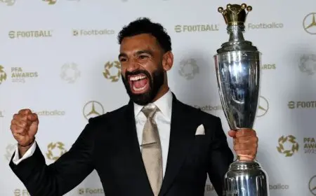محمد صلاح يهدي ابنته كيان حذاءه الذهبي في لفتة مؤثرة