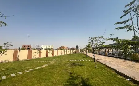 وزير الإسكان يستعرض آخر مستجدات المشروعات السكنية والمرافق والخدمات في مدينة قنا الجديدة