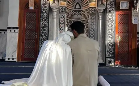 عروسان يثيران الجدل بجلسة تصوير جريئة في مسجد