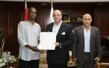 محافظ بني سويف يكرم بطلًا أنقذ شابًا من موت محقق في مزلقان السكك الحديدية